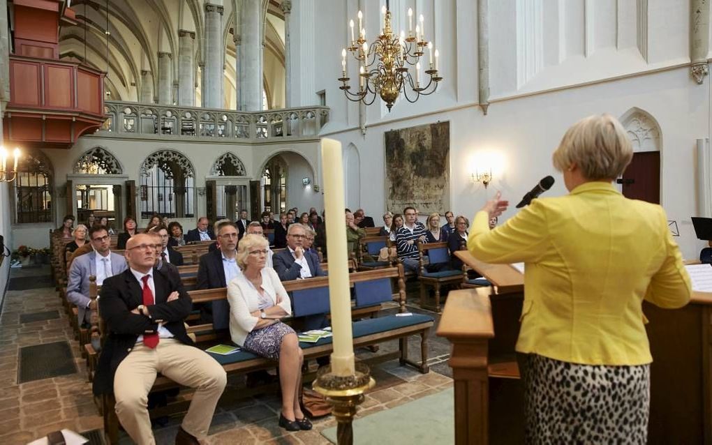 AMERSFOORT. De VBOK hield gisteravond een bijeenkomst in de St.-Joriskerk in Amersfoort. Het thema was de blijvende beschermwaardigheid van ongeboren leven. Foto: drs. Alie Hoek-van Kooten houdt haar lezing. Op de eerste rij gastspreker prof. dr. Andreas 