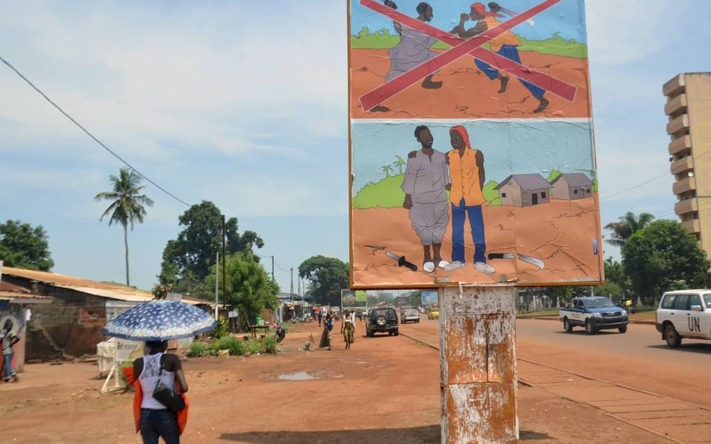 BANGUI. In de Centraal-Afrikaanse hoofdstad Bangui roept een levensgroot bord op tot verzoening. beeld AFP