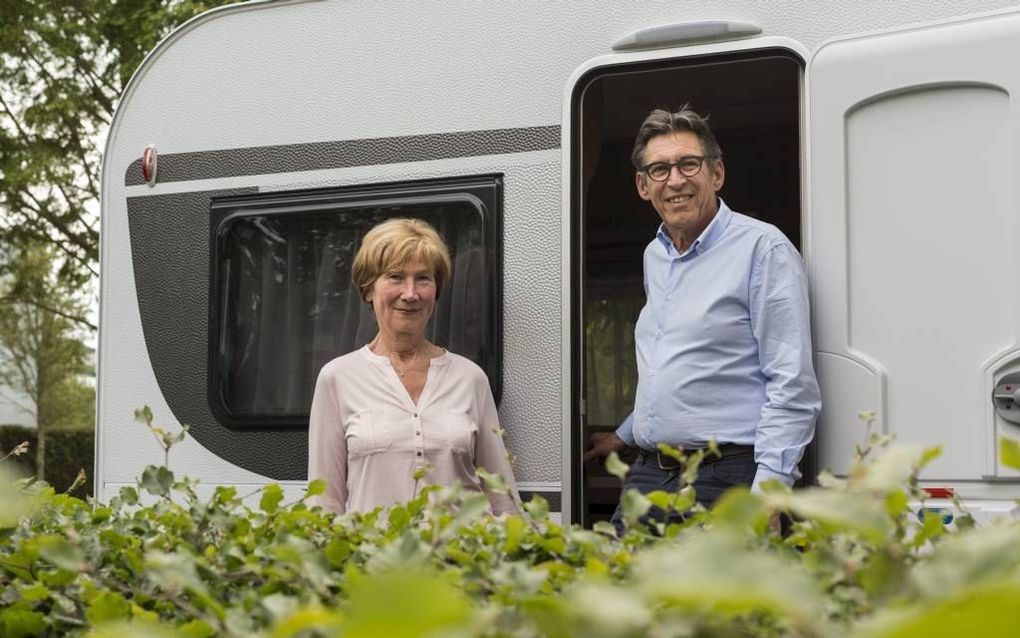 Het echtpaar Verbeek uit Amersfoort bij hun nieuwe Knaus-caravan. beeld André Dorst