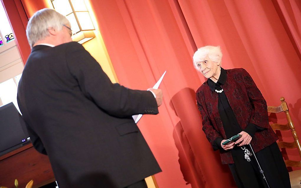 77 jaar na het inleveren van haar proefschrift krijgt dinsdag Ingeborg Syllm-Rapoport in Hamburg eindelijk haar doctorsbul overhandigd door de universiteit Hamburg-Eppendorf.  beeld AFP