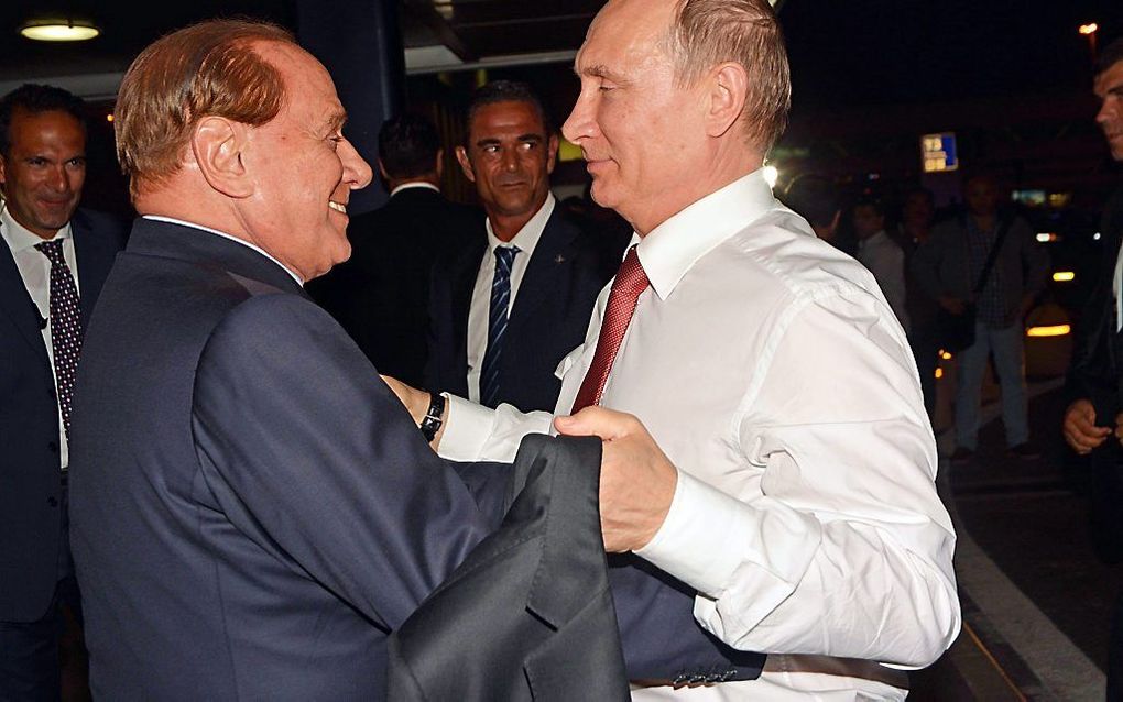 President Vladimir Poetin van Rusland en oud-premier Silvio Berlusconi van Italië hebben elkaar woensdagavond kort gesproken op een luchthaven in Rome. beeld EPA