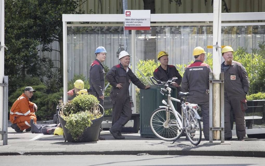 SLIEDRECHT. Medewerkers van IHC schoolden gisteren samen op het terrein van de vestiging in Sliedrecht. Topman Bram Roelse ging alle locaties langs om uitleg te geven over het komende massa-ontslag. beeld ANP