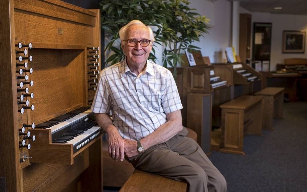 Joop Verhoog, directeur van muziekwinkel Verhoog Muziek in Nijkerk in zijn showroom.           Beeld Niek Stam