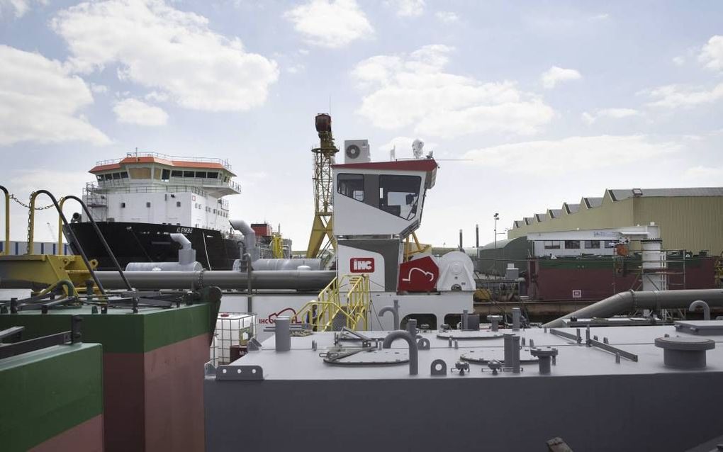 SLIEDRECHT. Royal IHC heeft door de lage olieprijs te weinig werk. Het concern, gespecialiseerd in de bouw van schepen voor de offshore-industrie, ontslaat 1500 mensen. Foto: schepen bij de vestiging in Sliedrecht.  beeld ANP