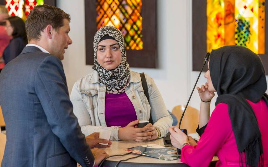 ROTTERDAM.  Leerlingen van het Wartburg College en het Avicenna College in Rotterdam gingen woensdagavond met elkaar in debat.   beeld Cees van der Wal