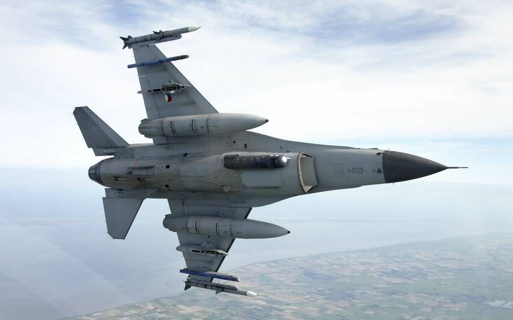 F-16  in volle vlucht. beeld Defensie