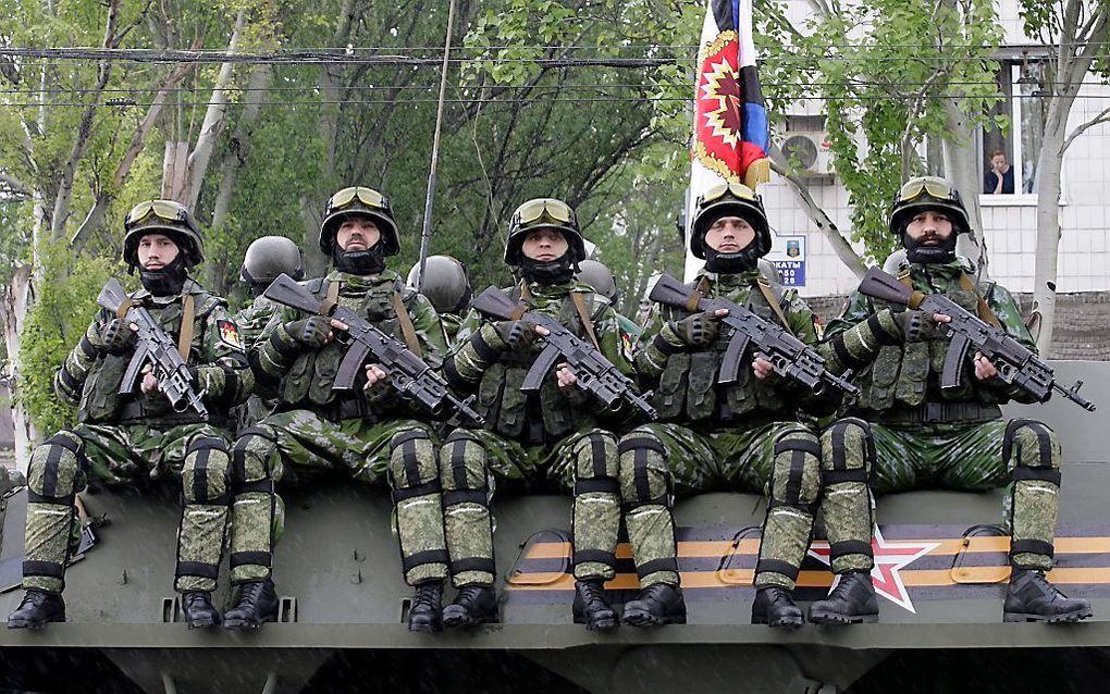 Pro-Russische rebellen tijdens een parade in Donetsk. Beeld EPA