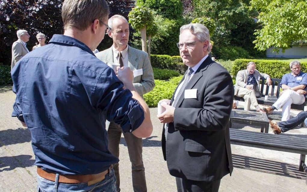 Deelnemers aan de conferentie Sola Scriptura in Kampen genieten van het fraaie zomerweer. Beeld Dick Vos