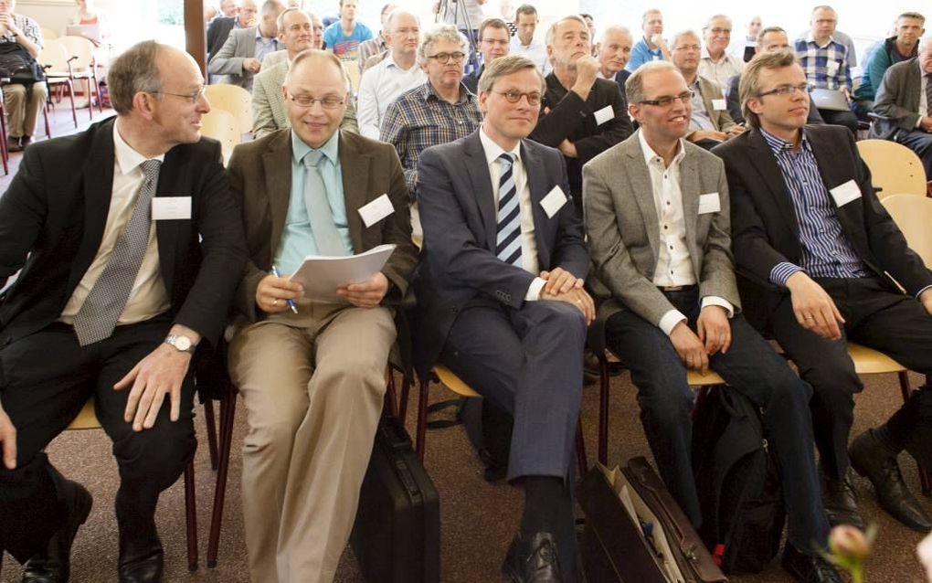 KAMPEN. V.l.n.r.: dr. P. de Vries, prof. dr. J. Dekker, dr. A. Huijgen, dr. P. M. Wisse en dr. J. M. Burger. beeld Dick Vos