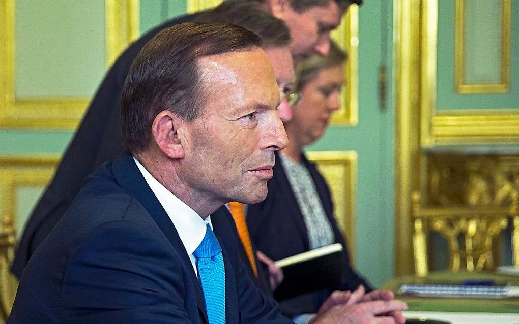 Mensensmokkelaars betalen om met hun boten vol vluchtelingen om te keren en terug te varen naar Indonesië, lijkt voor de Australische regering geen probleem. Premier Tony Abbott weigert volgens de Australische publieke omroep ABC te ontkennen dat dergelij