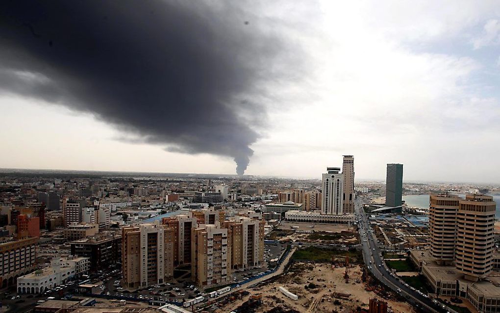 Rook boven Tripoli na een raketaanval vorig jaar. Beeld EPA