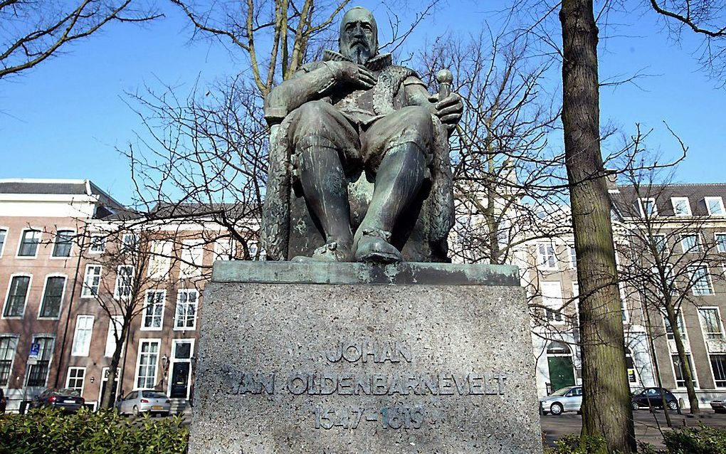 Standbeeld van Johan van Oldebarnevelt in Den Haag nabij de Hofvijver. Beeld ANP