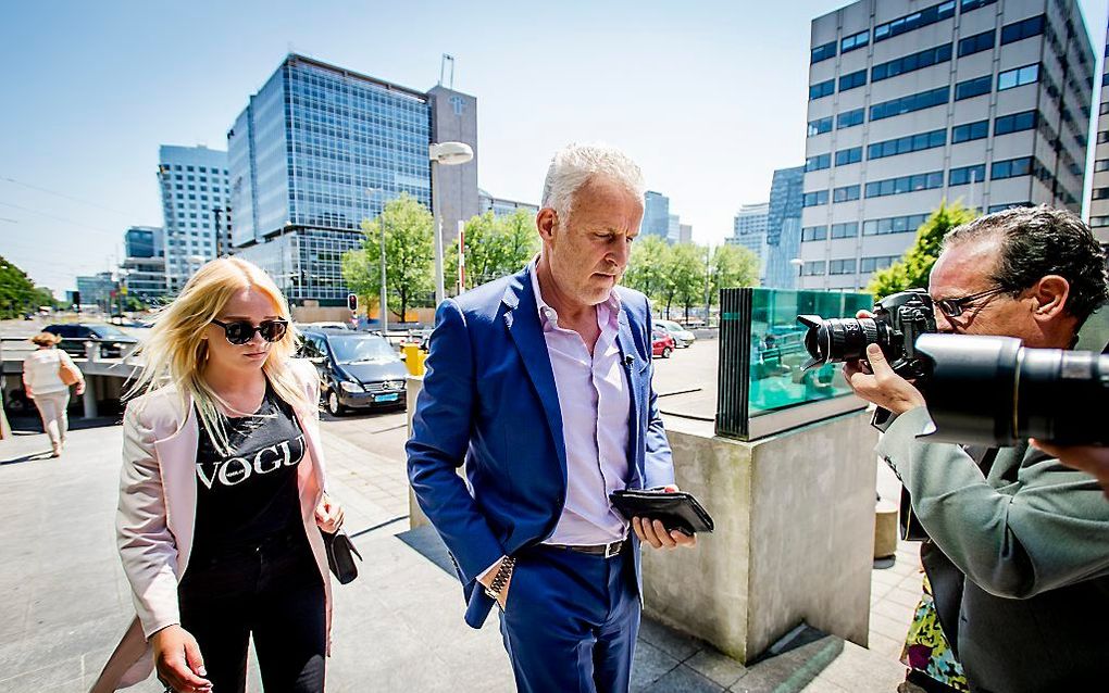 Peter R. de Vries arriveert samen met Chantal bij de rechtbank. De misdaadjournalist heeft namens Chantal een kort geding aangespannen tegen Facebook om te achterhalen wie een seksvideo van haar via de social netwerk site heeft verspreid. ANP