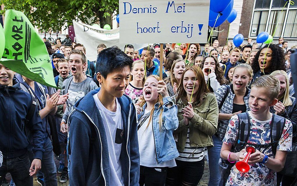 Leerlingen protesteren in Leeuwarden tegen de dreigende uitzetting van Dennis Mei (M). beeld ANP