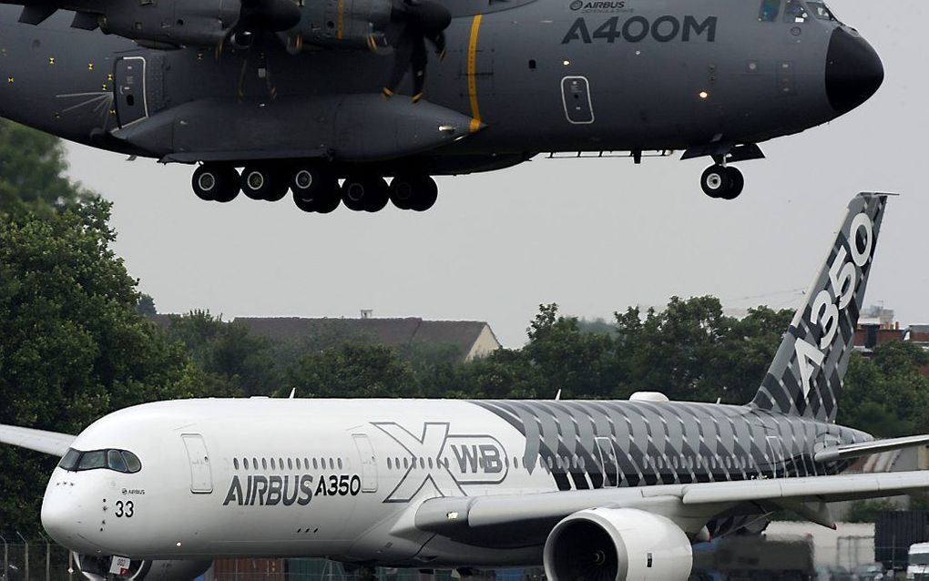 Een Airbus A400M landt op Le Bourget. Op de achttergrond een Airbus A350 XWB. beeld AFP