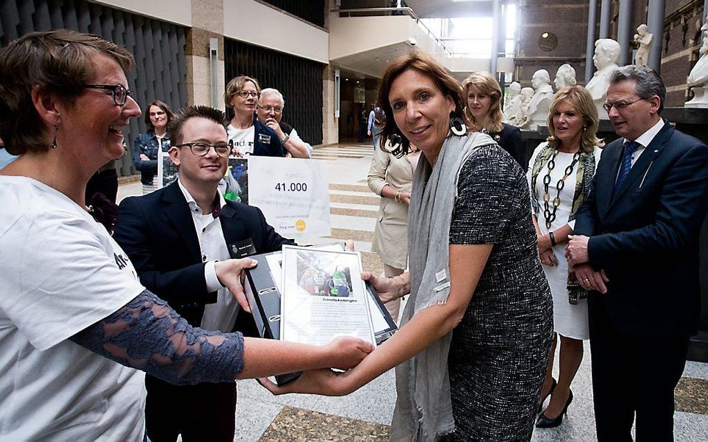 De overhandiging van de petitie #Andersnietminder door Esmé Wiegman (L) en Peter Harteveld. beeld Dirk Hol