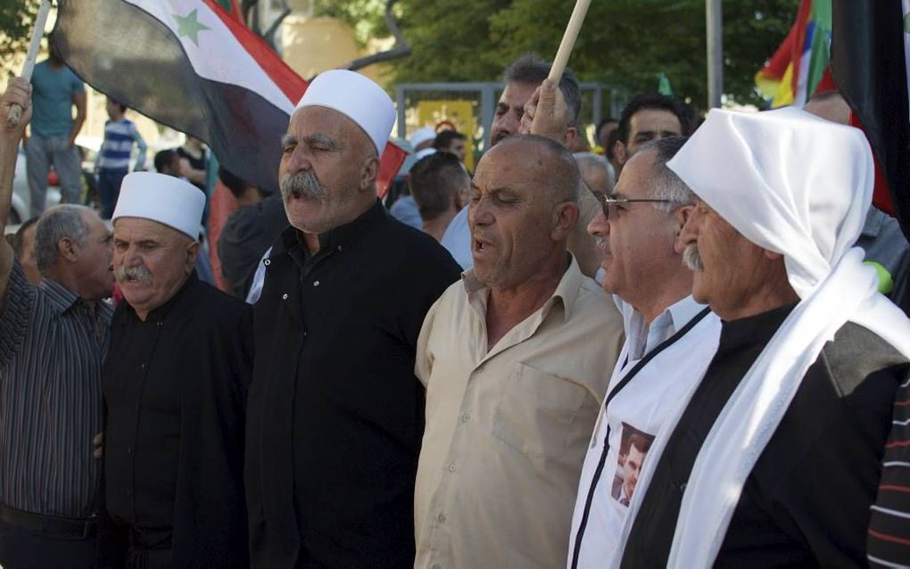 MAJDAL SHAMS. Duizenden druzen uit Israël demonstreerden zaterdag in de grensplaats Majdal Shams voor hun bedreigde geloofsgenoten in Syrië. beeld Alfred Muller