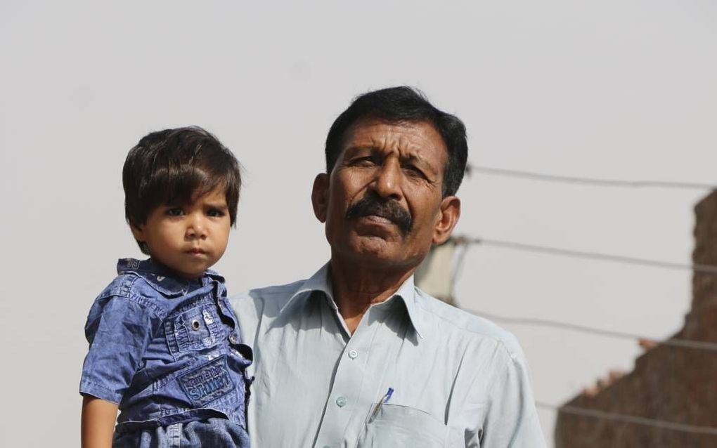 Mukthar, de vader van Shama, samen met drie achtergebleven kinderen van Shama en Shahzad: Solomon (6), rechts op foto, Sonia (3) linksonder, Punum (1), op de arm Mukthar. beeld SDOK