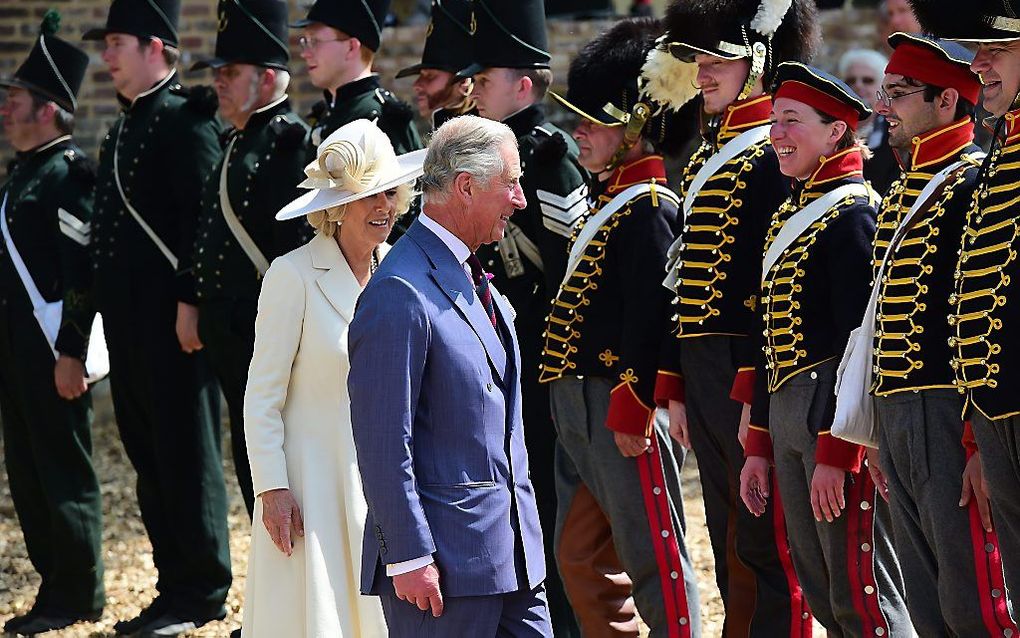 De Britse kroonprins Charles en zijn vrouw Camilla bezoeken woensdag het slagveld van Waterloo. beeld EPA