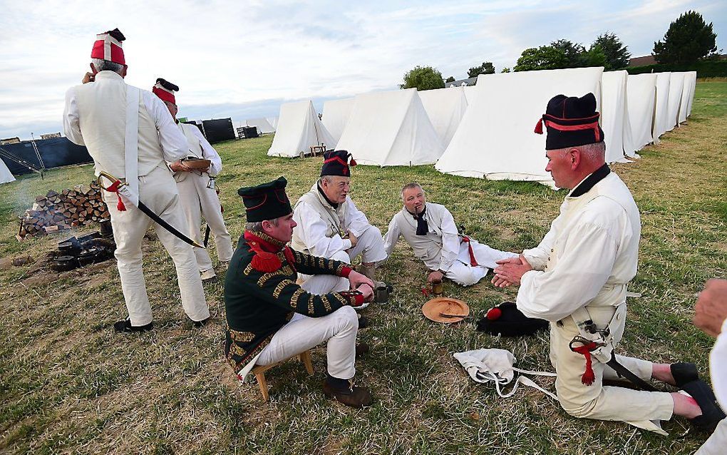 Soldaten in het Franse bivak, bij het naspelen van de Slag bij Waterloo. Beeld AFP