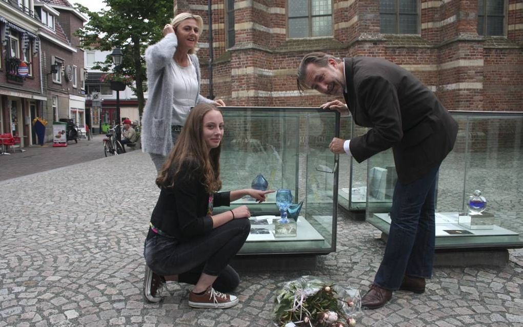 Michelle den Besten toont haar ontwerp in bijzijn van directeur Arend-Jan Weijsters en manager Nienke Grosse Hamberg van het Nationaal Glasmuseum en de Glasblazerij in Leerdam. beeld André Bijl