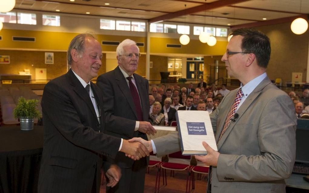 Uitgever P. Rouwendal (r.) overhandigde de eerste exemplaren aan de vertalers, H. Folmer (l.) en J. Valk (m.). beeld RD, Anton Dommerholt