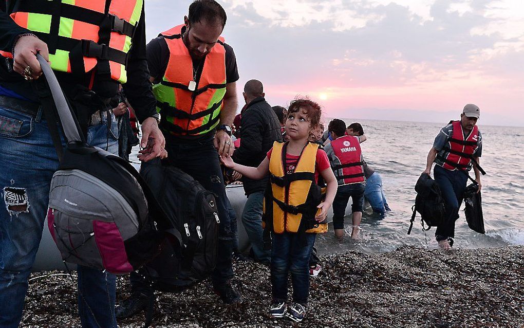 Syrische vluchtelingen komen aan land op het Griekse eiland Lesbos. Beeld AFP