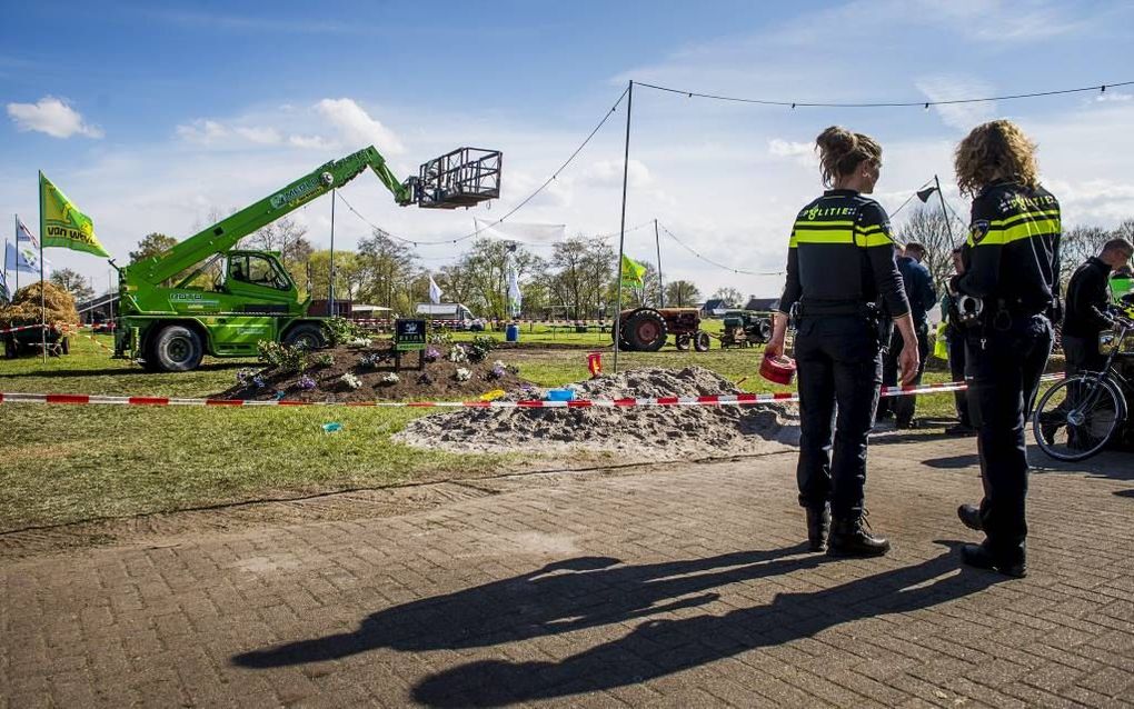 Politie in Oosterwolde, na het ongeval met de verreiker. beeld ANP