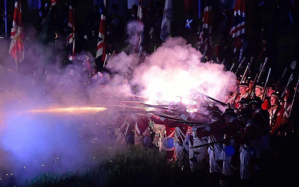 Met een lichtspektakel werd donderdagavond de herdenking van 200 jaar Slag bij Waterloo luister bijgezet. beeld AFP