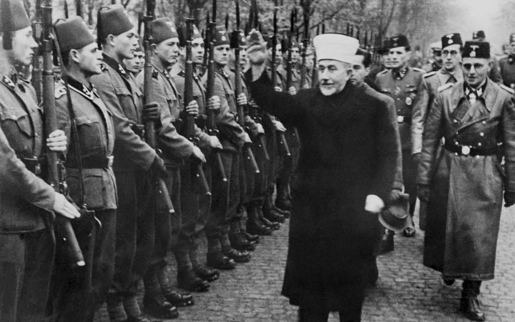 Grootmoefti Haj Amin el-Husseini van Jeruzalem inspecteert in 1944 islamitische vrijwilligers voor de Waffen SS.  beeld AFP