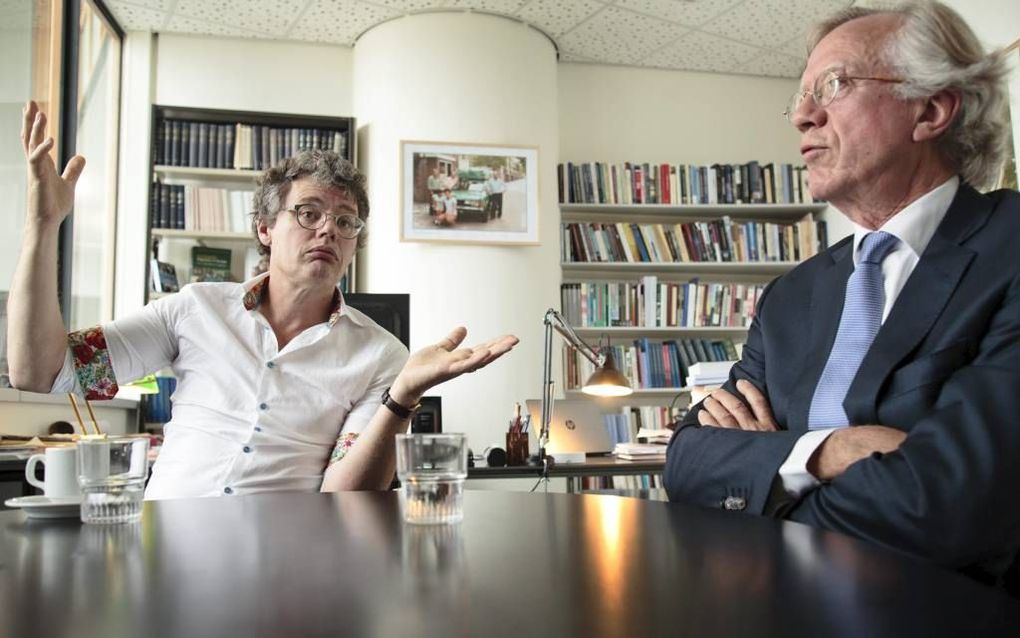 Prof. Leo Lucassen (l.) en Syp Wynia (r.) in debat over migratie. Beeld Eran Oppenheimer