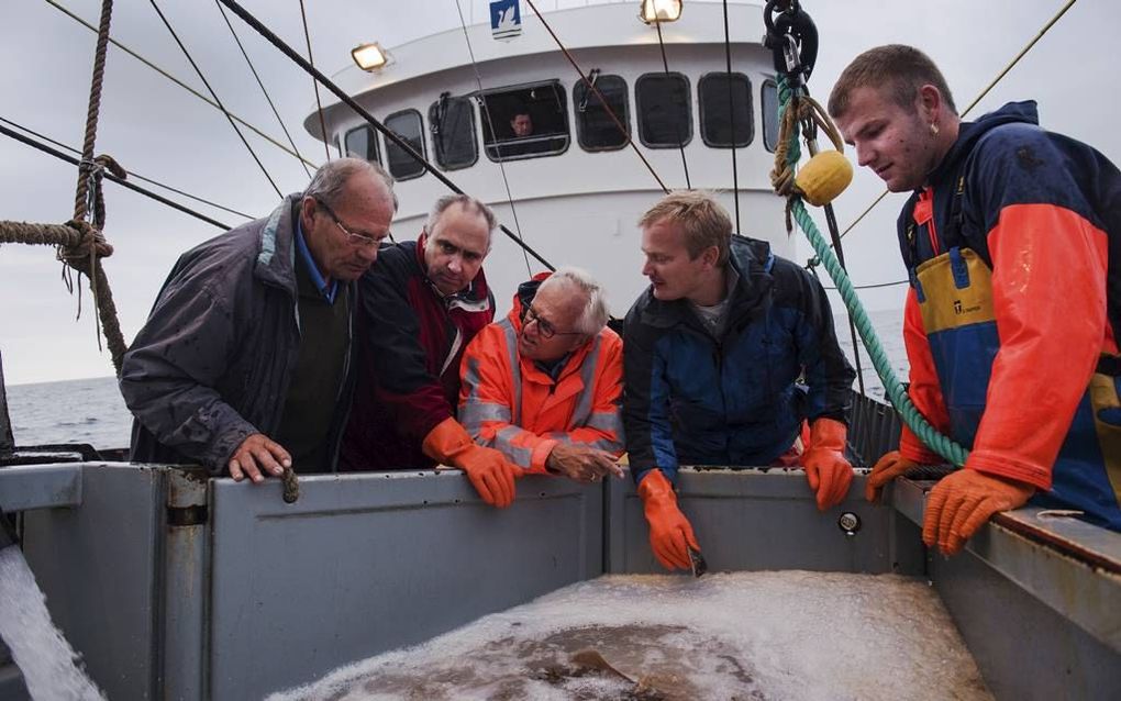 STELLENDAM. Europarlementariër Peter van Dalen (2e van links) voer een nacht mee op de kotter SL 3 van visserijbedrijf J. ’t Mannetje uit Ouddorp. Uiterst links oprichter Jan ’t Mannetje. De vissers gaven Van Dalen uitleg over de pulstechniek en over een 