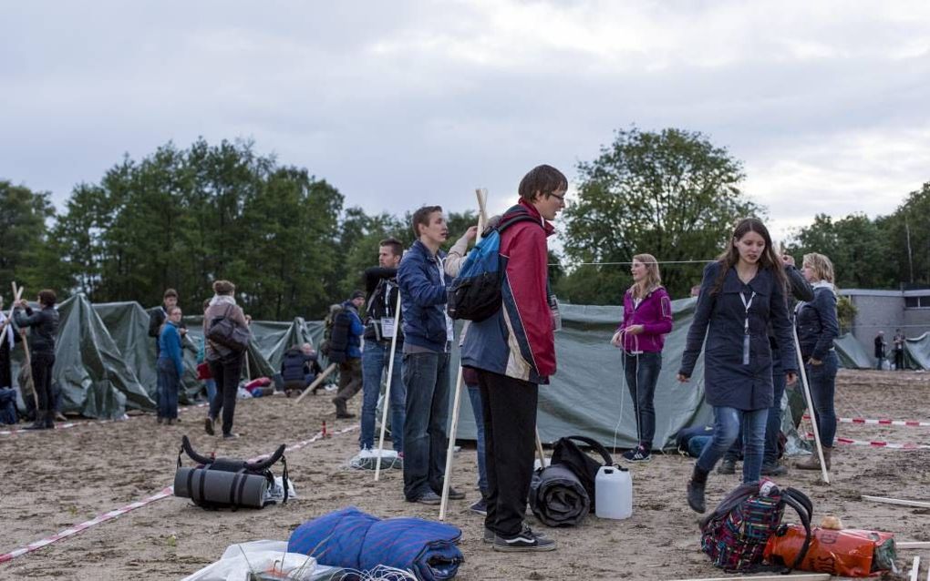 Bijna tweehonderd mensen bouwden vrijdagavond op een braakliggend terrein in Apeldoorn een tentenkamp op, om er 24 uur als ‘vluchteling’ te verblijven.  beeld André Dorst