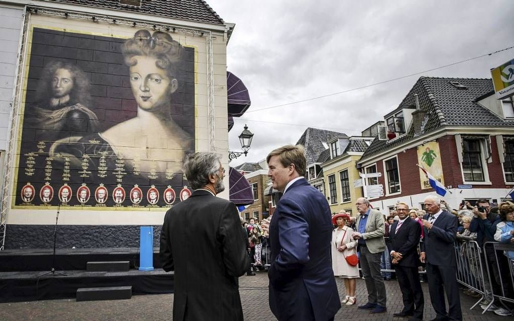 LEEUWARDEN. De koning onthulde zaterdag in Leeuwarden een muurschildering ter ere van Maria Louise. ANP