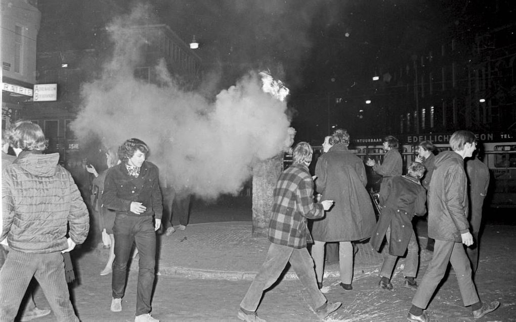 Provo’s in Amsterdam steken in 1967 ”Het Lieverdje” in brand. Het beeld is een ontmoetingsplaats voor de provobeweging.  Foto ANP