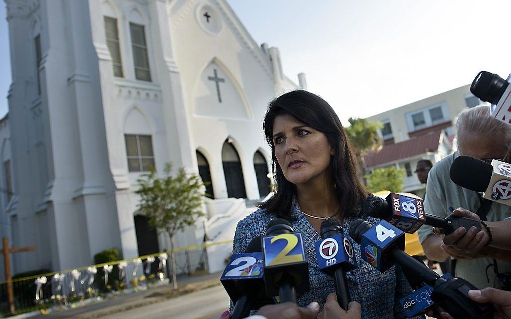 Nikki Haley voor de kerk in Charleston waar negen mensen werden gedood. Beeld AFP