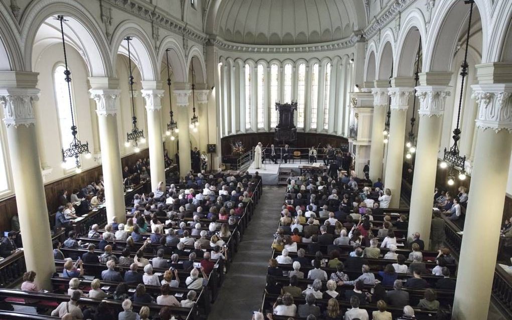 TURIJN. Voor het eerst in de geschiedenis bezocht een paus gisteren een kerk van de Waldenzen. In de kerk in Turijn bood de paus zijn excuses aan voor het geweld van de Rooms-Katholieke Kerk tegen de Waldenzen in het verleden.  beeld AFP