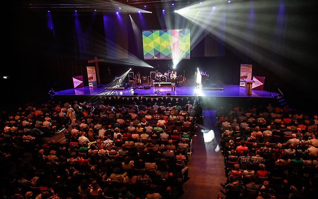 Tijdens het Vernieuwingsfestival van het Evangelisch Werkverband in Veenendaal, afgelopen Hemelvaartsdag, werd de bundel ”Hemelhoog” gepresenteerd. Beeld Evangelisch Werkverband