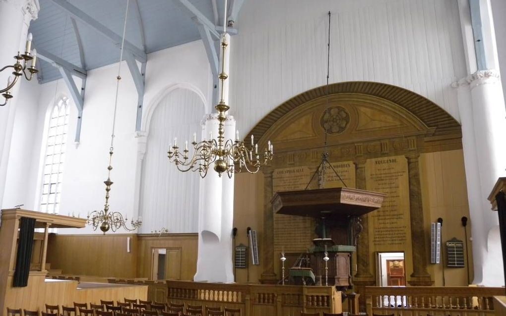 Sinds 1810 wordt de hervormde kerk in Montfoort in tweeën gedeeld door middel van een schot. Aan de achterzijde konden de rooms-katholieken samenkomen, aan de voorzijde de hervormden. Achter de preekstoel is, tegen het schot aan, een schildering uit 1828 