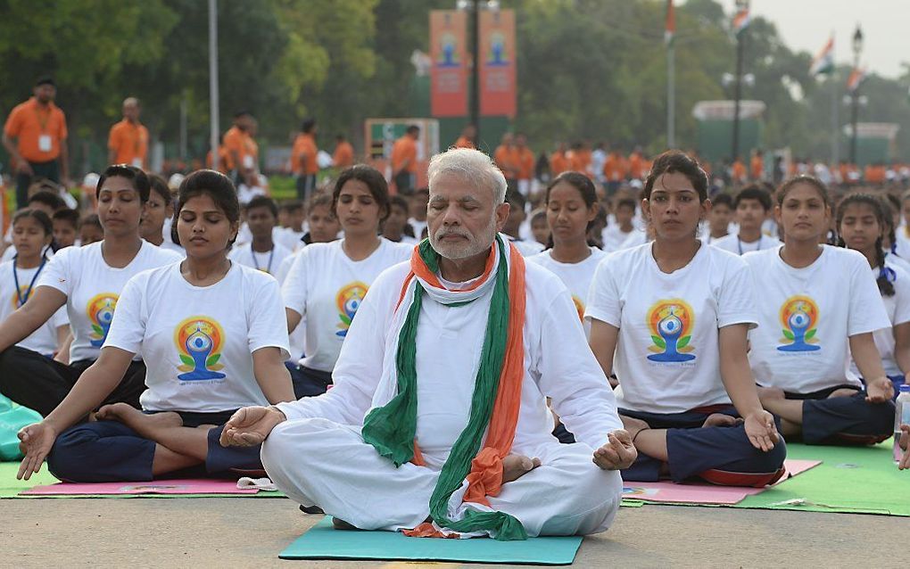 NEW DELHI. De Indiase premier Narendra Modi was prominent aanwezig op de landelijke yoga-dag in New Delhi. beeld AFP