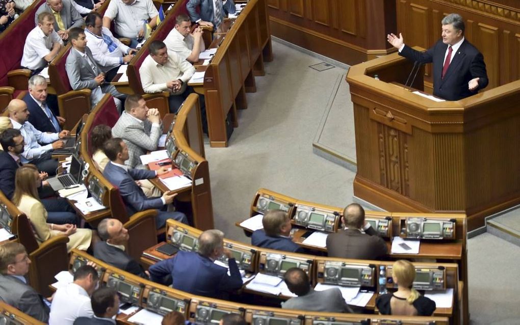 De Oekraïense president Porosjenko (r.) geniet respect in het parlement. Dat hebben de bondgenoten van de verdreven leider Janoekovitsj niet. De parlementariërs van het Oppositie Blok worden nu gezien als de verraders van de eenheid van Oekraïne. beeld AF