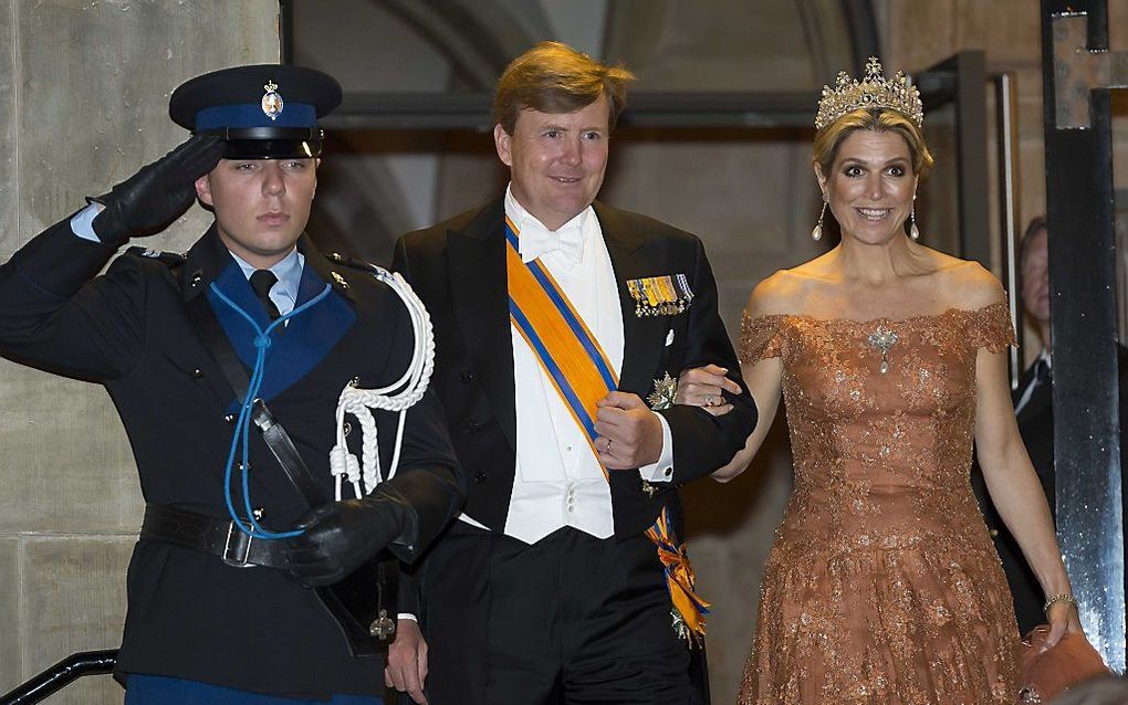 Koning Willem-Alexander en koningin Máxima verlaten woensdagavond het Paleis op de Dam na afloop van het jaarlijkse galadiner dat ze organiseren voor het corps diplomatique. beeld ANP