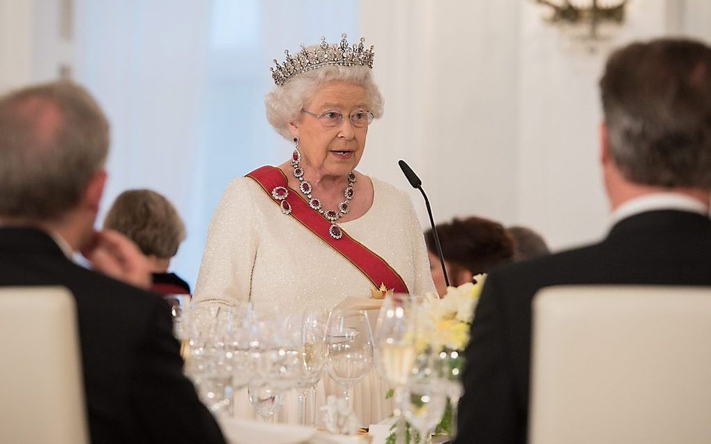 De Britse koningin Elizabeth houdt een toespraak tijdens een staatsbanket in Berlijn, woensdagavond. beeld EPA