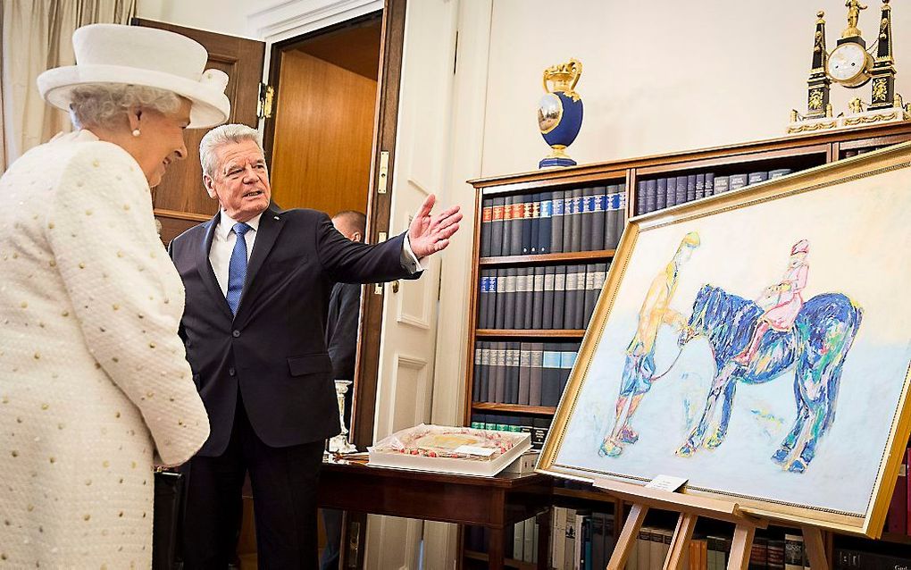 De Duitse president Gauck dacht woensdag de Britse vorstin Elizabeth een plezier te doen met een schilderij van de Duitse kunstenares Nicole Leidenfrost. beeld EPA