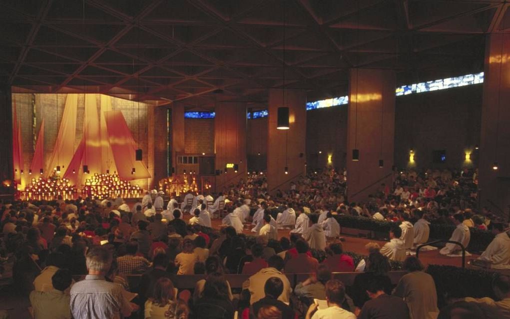 Drie keer per dag verzamelt iedereen in Taizé zich in de Verzoeningskerk voor een gebedsuur. Beeld Sabine Leutenegger