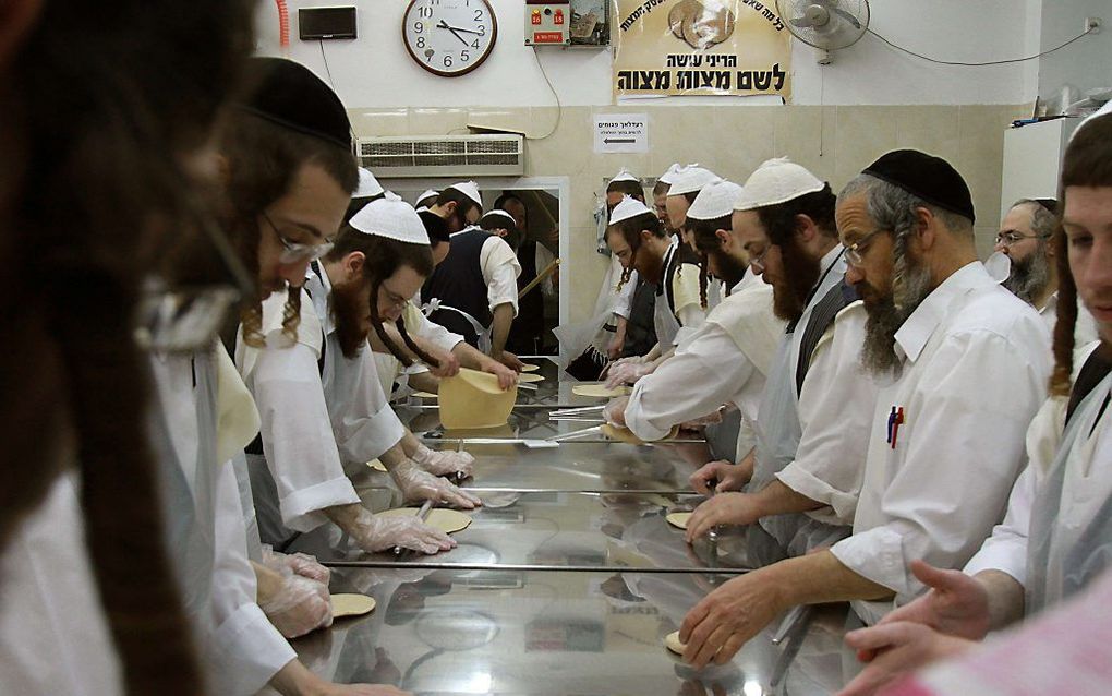 Ultra-orthodoxe joden bereiden Matzes voor de viering van Pesach.  beeld AFP