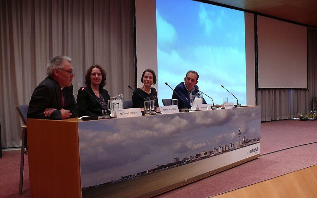 Het Schipholpastoraat bestaat veertig jaar. Van links naar rechts: Dirk-Jan Schoon, Corine van de Loos, Jorien Holsakker en Ruard Ganzevoort. beeld RD