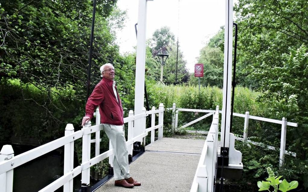 Amateurhistoricus Hans Bolkestein: „Het was wel aardig geweest als het Capelse slot er nu nog had gestaan.” beeld Dick den Braber