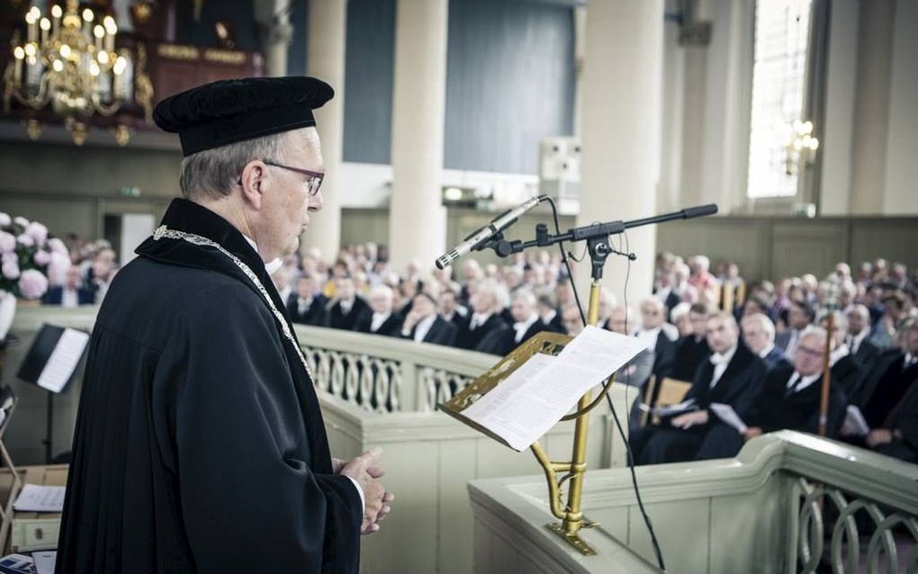 Prof. dr. M. te Velde nam vrijdag in de Broederkerk in Kampen afscheid van de Theologische Universiteit Kampen. Hij droeg het rectoraat over aan prof. dr. R. Kuiper. beeld Maarten Boersema