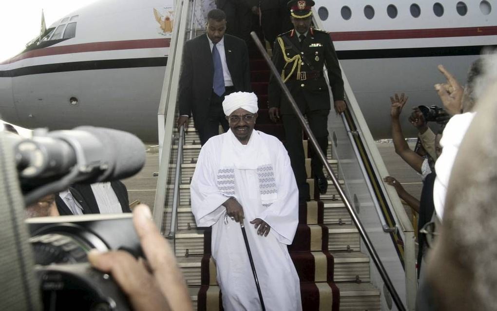 De Sudanese president Omar al-Bashir wordt verwelkomd op het vliegveld in Karthoem als hij op 15 juni terugkeert uit Zuid-Afrika. beeld AFP